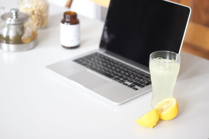 routine matinale : un grand verre d'eau citronnée