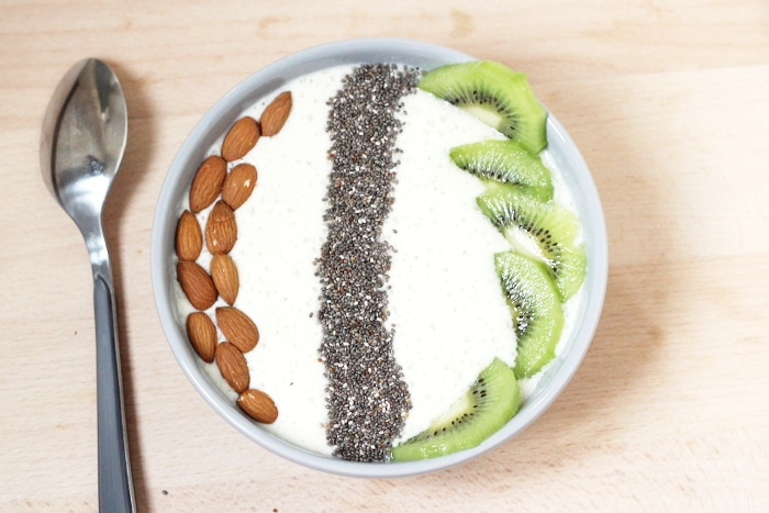 smoothie bowl, amandes, kiwi et graines de chia