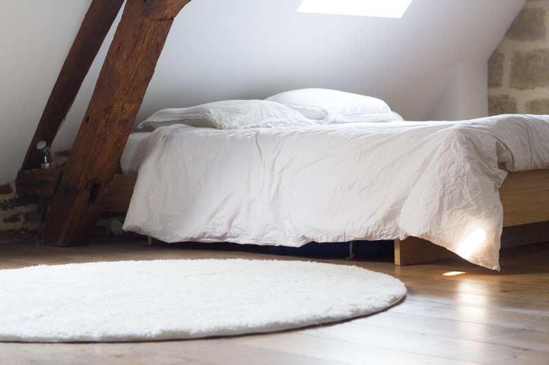 chambre à coucher épurée pour bien dormir