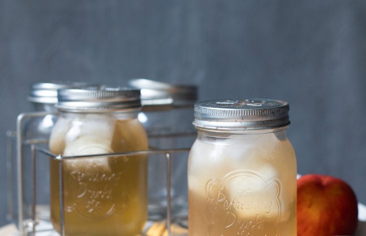 infusion glacée à la pêche dans un mason jar