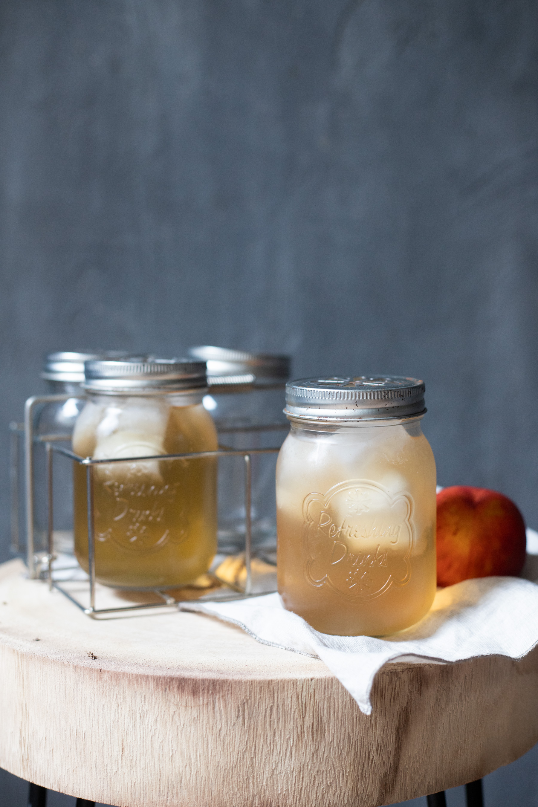 infusion glacée à la pêche dans un mason jar