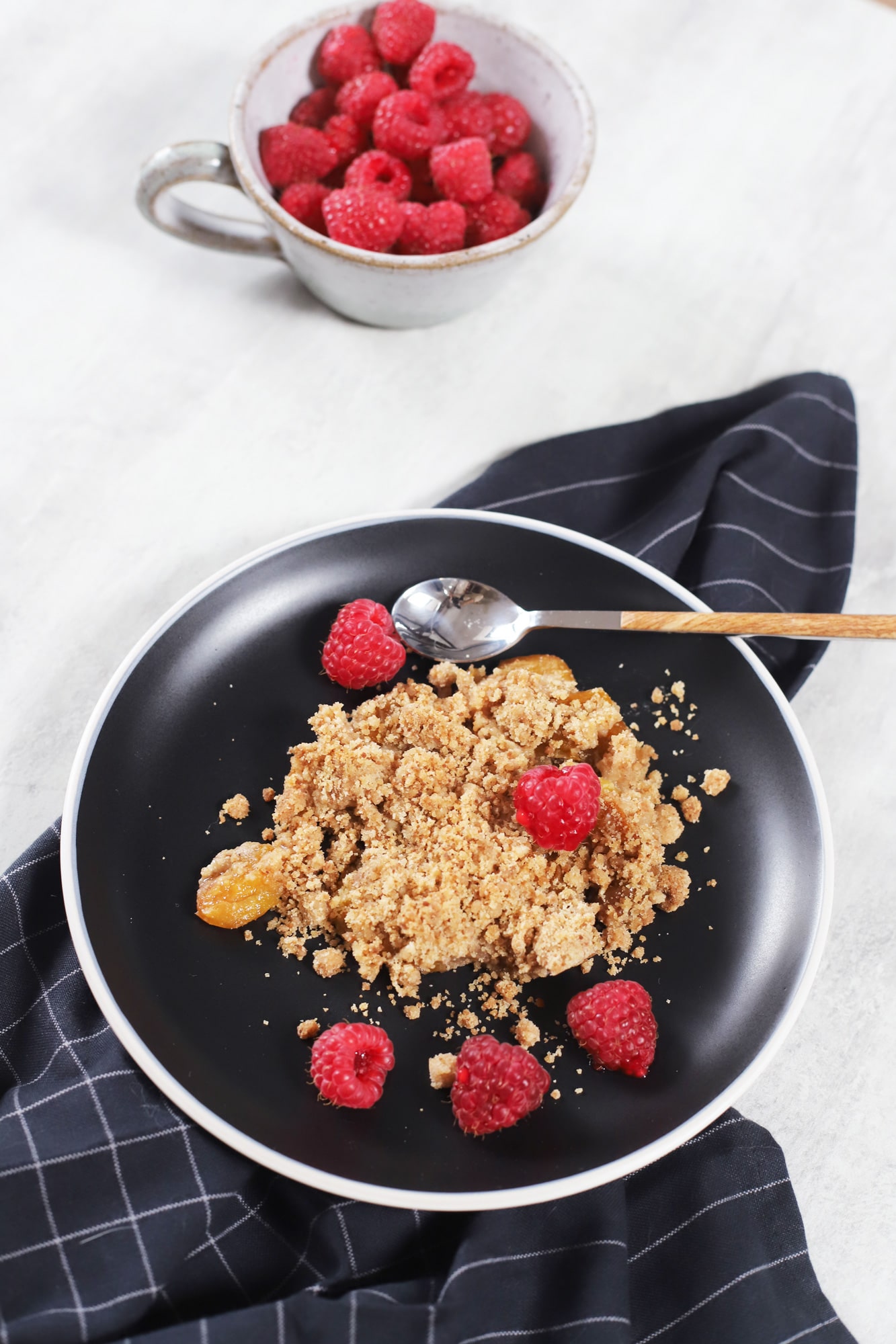 crumble vegan framboises et mirabelles