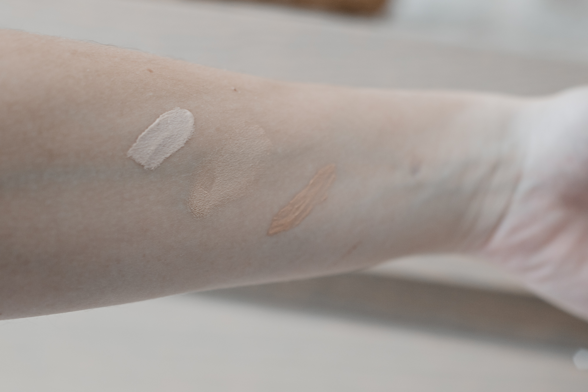 swatches un cover up RMS Beauty, perfecting concealer Madara et Inika